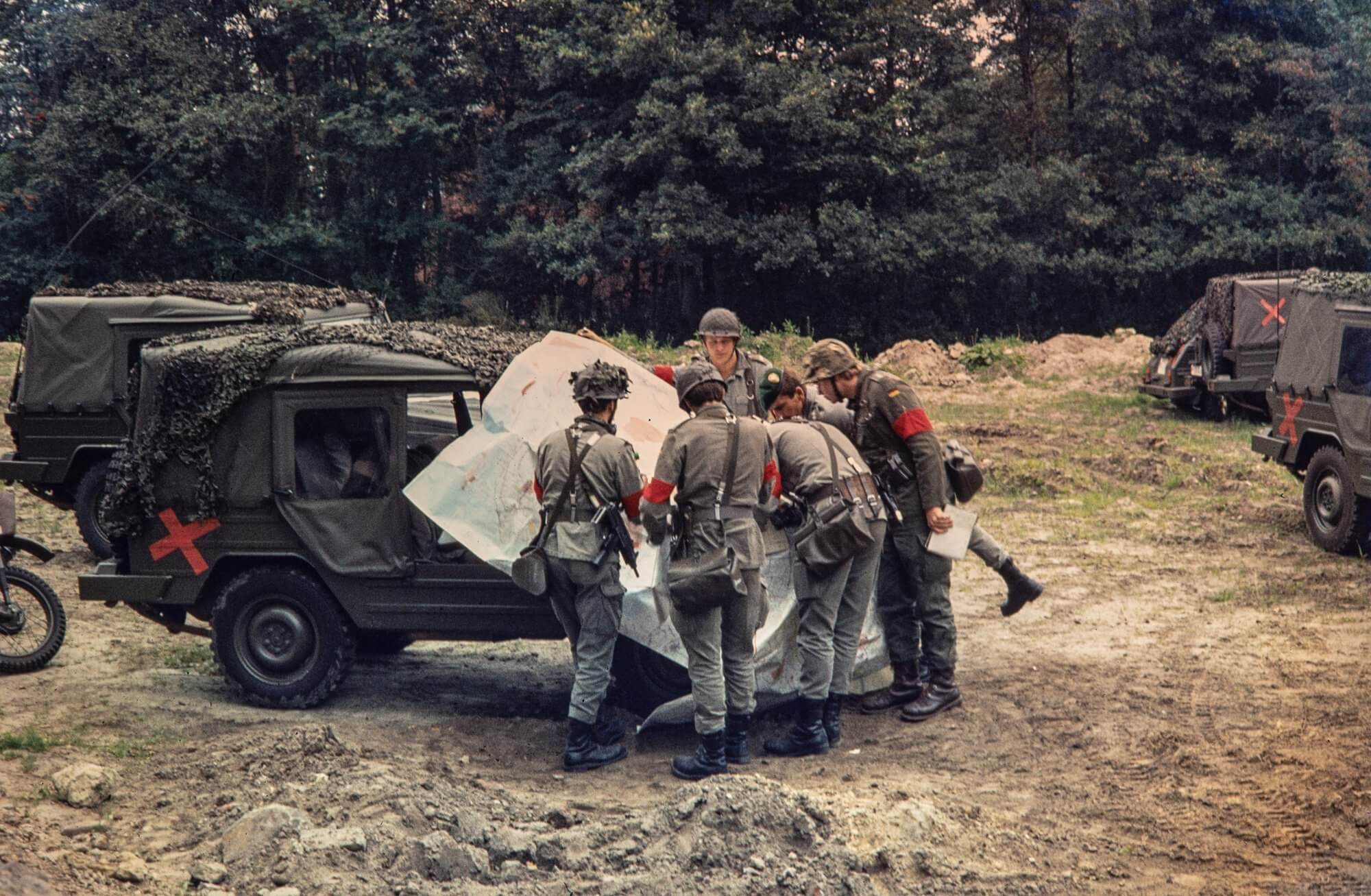Soldaten studieren eine Karte auf der Motorhaube eines VW Iltis (Archiv Eike Uebe)