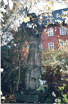Skulptur Steinwerfer aus der Wentorfer Bismarck-Kaserne (StO Bismarck-Kaserne / 1996)