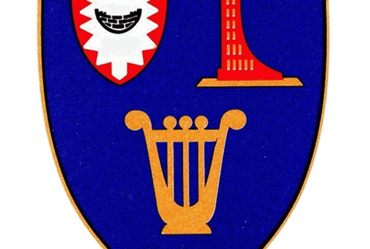 Ein blaues Wappen mit einer goldenen Lyra, einem roten Turm und dem Wappen von Kiel auf weißem Hintergrund.