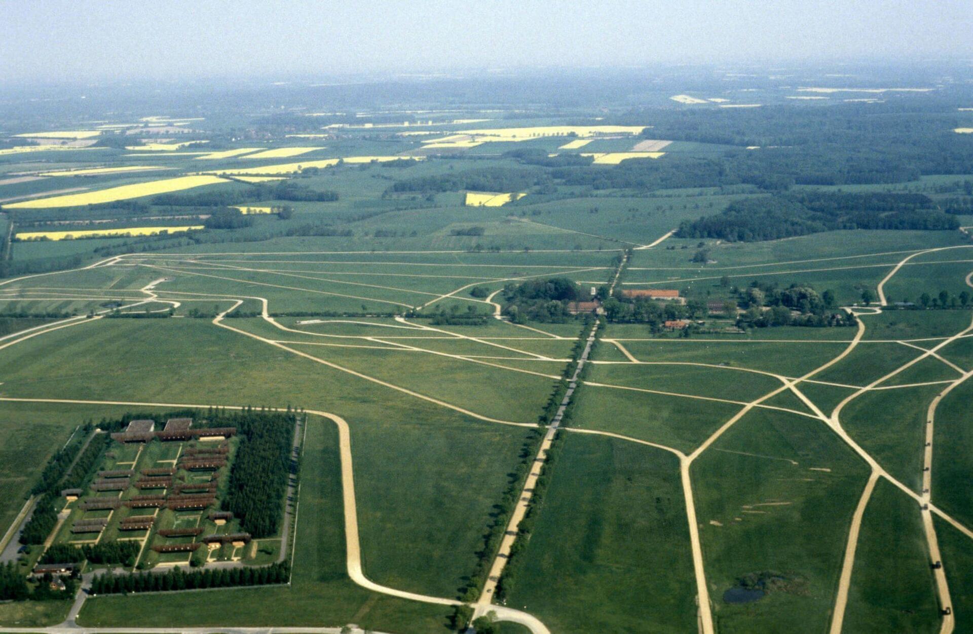 Luftbild des Standortübungsplatzes Lanken mit Blick auf die Standortschießanlage und das Gut Lanken (1989)