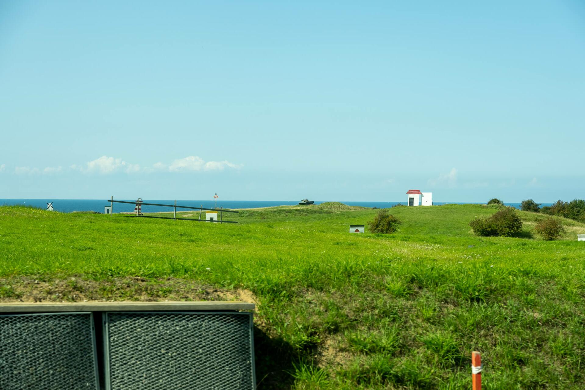 Blick auf dem TrÜbPl Putlos auf die Ostsee über eine Schiessbahn (2023)