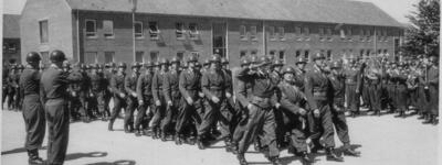 1958-03 - Einzug des Bataillon in die neuerbaute Truppenunterkunft Boostedt. Links der Kommandeur