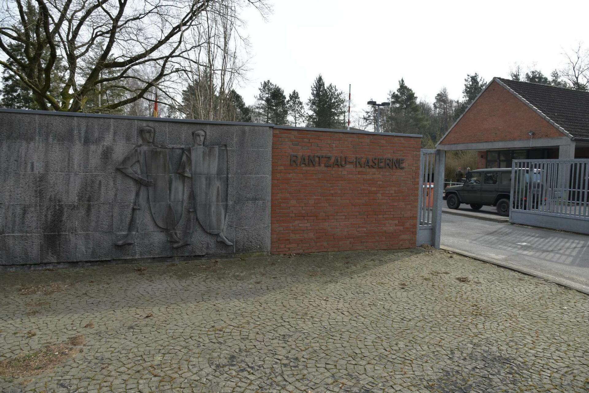 Namensschriftzug am Haupteingang der Rantzau-Kaserne (2014)