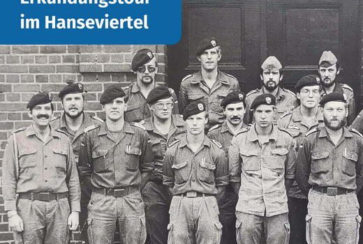 Eine Gruppe von Soldaten steht in Uniform vor einem Backsteingebäude während einer Erkundungstour im Hanseviertel.