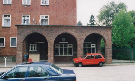 Eingangsportal der ehemaligen Boehn-Kaserne (1994)