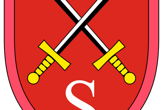 Ein rotes Wappen mit zwei gekreuzten Schwertern und einem weißen "S" symbolisiert das Ausbildungszentrum Panzertruppen.
