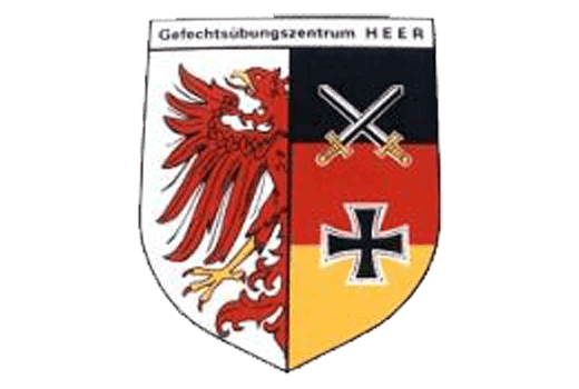 Ein Wappen zeigt einen roten Adler, gekreuzte Schwerter und ein schwarzes Kreuz auf einem gelb-roten Hintergrund.