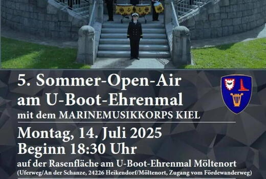 Ein Marineorchester spielt auf einer Treppe beim 5. Sommer-Open-Air am U-Boot-Ehrenmal in Möltenort.