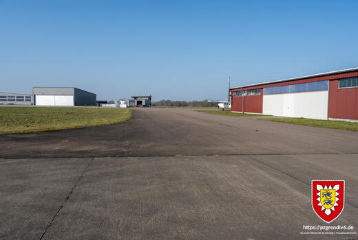 Alte und neue Hallen im Hangarbereich des Flugplatzes Itzehoe Hungriger Wolf