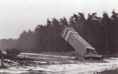 Ein Beobachtungsturm der DDR-Grenztruppen fällt (1990)