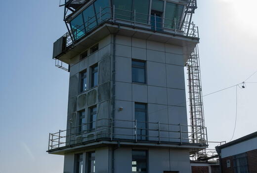 Ehemaliger Tower auf dem Flugplatz Itzehoe Hungriger Wolf