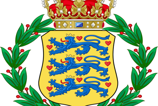 Ein dänisches Wappen mit drei blauen Löwen und neun roten Herzen unter einer goldenen Krone, umgeben von einem Lorbeerkranz.