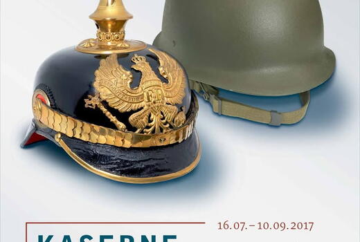 Ein preußischer Pickelhaube und ein moderner Helm sind auf einem Poster für die Ausstellung "Kaserne an der Eider" zu sehen.