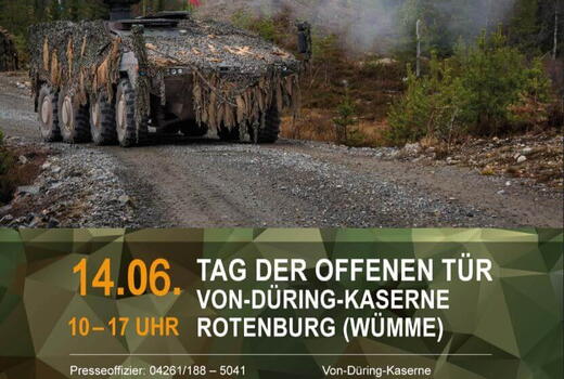 Ein getarnter Militärpanzer fährt auf einem Waldweg, während eine Einladung zum Tag der offenen Tür in der Kaserne angezeigt wird.