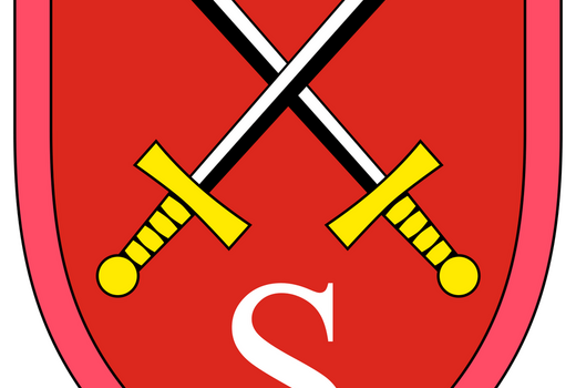 Ein rotes Wappen zeigt zwei gekreuzte Schwerter und den Buchstaben "S", symbolisch für das Ausbildungszentrum Panzertruppen.