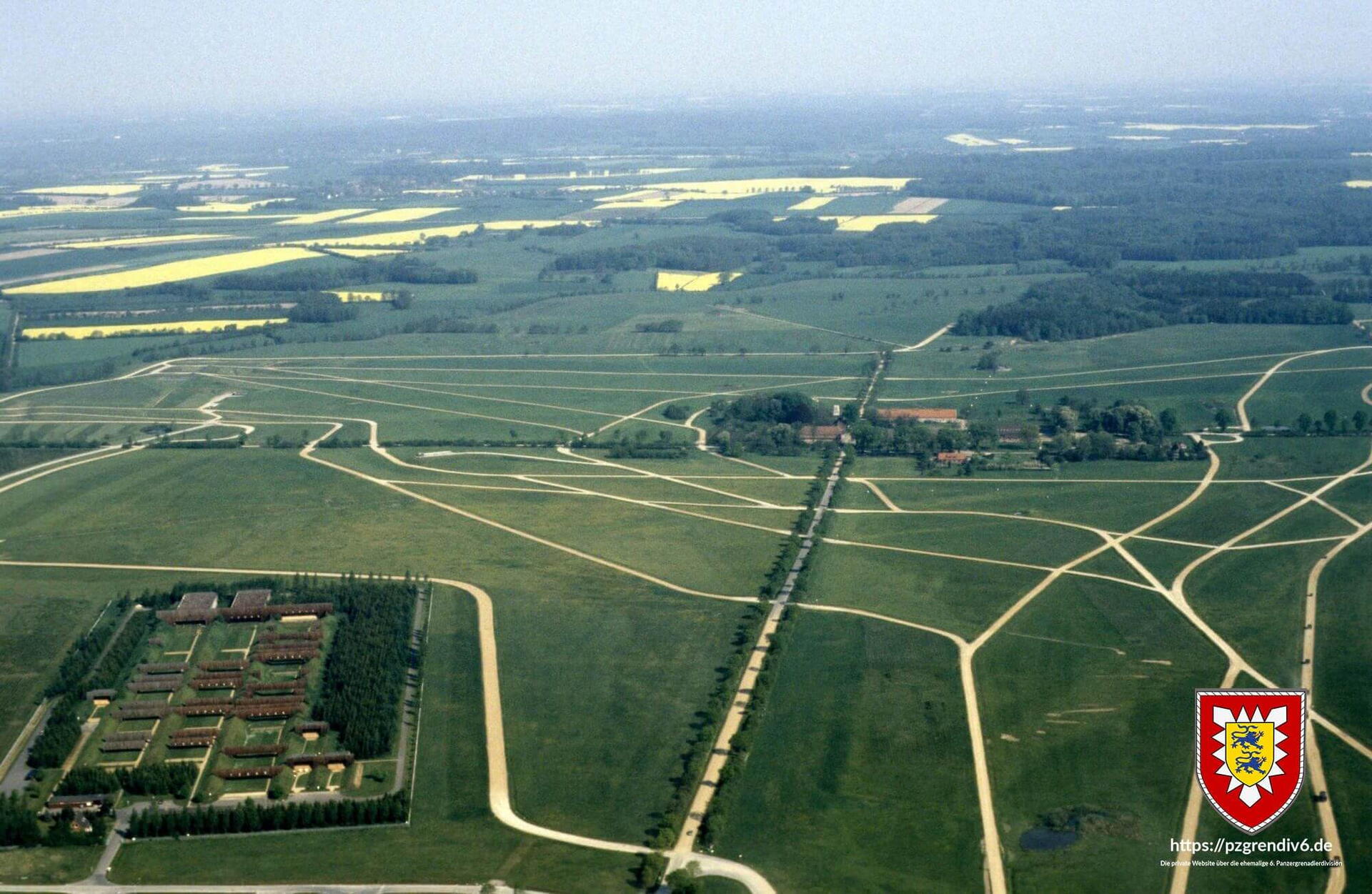 Luftbild des Standortübungsplatzes Lanken mit Blick auf die Standortschießanlage und das Gut Lanken (1989) Luftbild des Standortübungsplatzes Lanken mit Blick auf die Standortschießanlage und das Gut Lanken (1989)